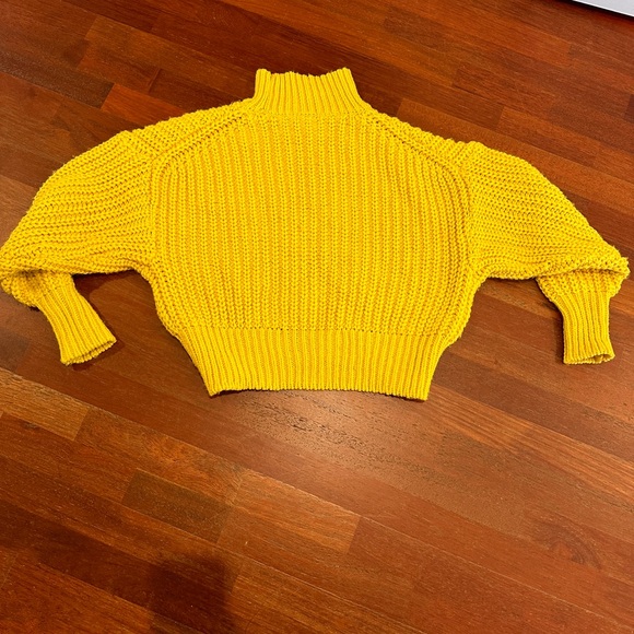Super comfy, oversized yellow chunky-knit sweater (H&M) in like new condition! - Picture 2 of 7